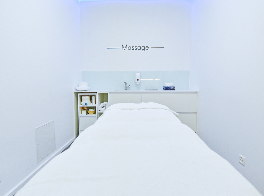 table de massage dans une cabine de massage